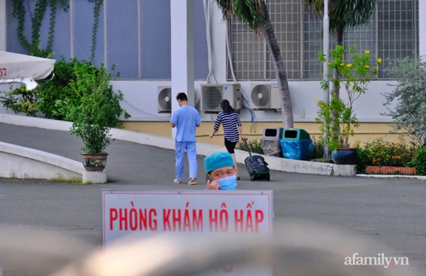 NÓNG: Phong tỏa BV Bệnh Nhiệt đới TP.HCM, người thân bác sĩ tiếp tế trong lo lắng-8