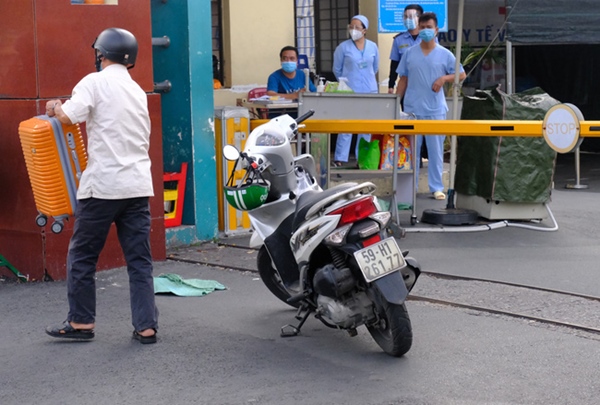 NÓNG: Phong tỏa BV Bệnh Nhiệt đới TP.HCM, người thân bác sĩ tiếp tế trong lo lắng-9