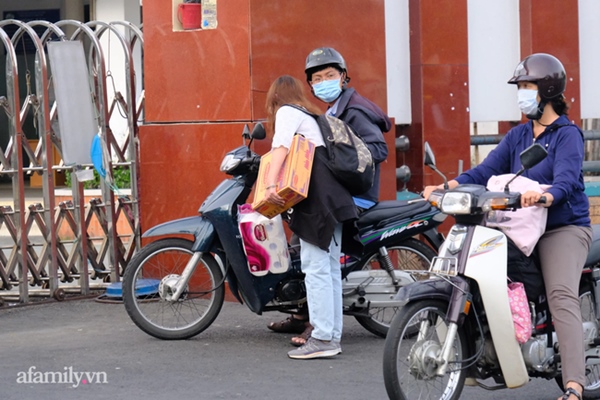 NÓNG: Phong tỏa BV Bệnh Nhiệt đới TP.HCM, người thân bác sĩ tiếp tế trong lo lắng-10