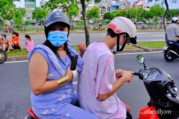 NÓNG: Phong tỏa BV Bệnh Nhiệt đới TP.HCM, người thân bác sĩ tiếp tế trong lo lắng-11