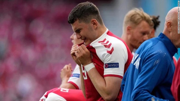 Sốc: Ngôi sao tuyển Đan Mạch đột quỵ ngay trên sân đấu Euro, cả khán đài chết lặng, chìm trong nước mắt-3