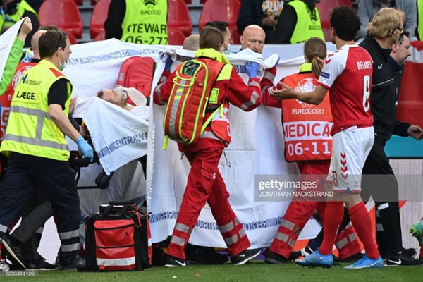 Ảnh: Vợ ngôi sao tuyển Đan Mạch leo rào, bật khóc trong vòng tay đồng đội khi thấy chồng mình đột quỵ-2