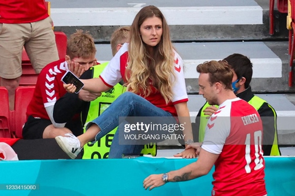 Ảnh: Vợ ngôi sao tuyển Đan Mạch leo rào, bật khóc trong vòng tay đồng đội khi thấy chồng mình đột quỵ-3