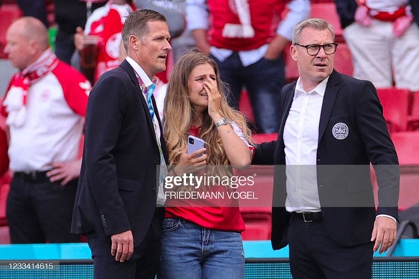 Ảnh: Vợ ngôi sao tuyển Đan Mạch leo rào, bật khóc trong vòng tay đồng đội khi thấy chồng mình đột quỵ-4