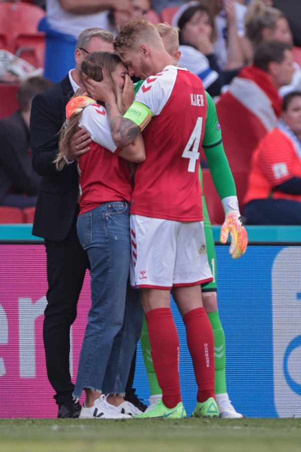 Ảnh: Vợ ngôi sao tuyển Đan Mạch leo rào, bật khóc trong vòng tay đồng đội khi thấy chồng mình đột quỵ-7