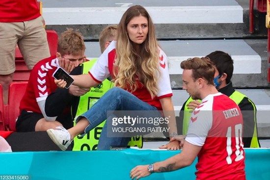 Ảnh: Vợ ngôi sao tuyển Đan Mạch leo rào, bật khóc trong vòng tay đồng đội khi thấy chồng mình đột quỵ