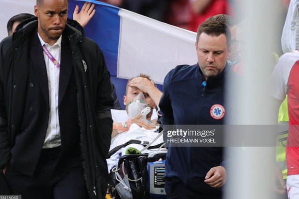 Hình ảnh cả thế giới ngóng chờ: Eriksen đã tỉnh lại!