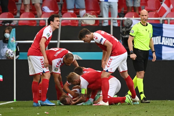 Tiền vệ Eriksen của Đan Mạch đột ngột bất tỉnh ngay trên sân bóng EURO 2020: Bác sĩ khuyến cáo những tai biến nguy hiểm khi tập thể dục, chơi thể thao-1