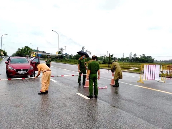 Bão số 2 gây mưa tầm tã, cán bộ trực chốt Covid-19 Hà Tĩnh ăn vội bát mỳ trong lều ngập nước-1
