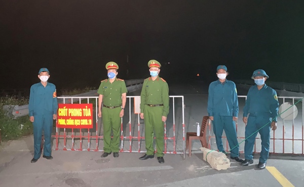 Bão số 2 gây mưa tầm tã, cán bộ trực chốt Covid-19 Hà Tĩnh ăn vội bát mỳ trong lều ngập nước-2