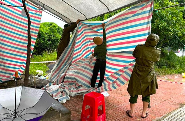 Bão số 2 gây mưa tầm tã, cán bộ trực chốt Covid-19 Hà Tĩnh ăn vội bát mỳ trong lều ngập nước-4