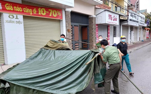 Bão số 2 gây mưa tầm tã, cán bộ trực chốt Covid-19 Hà Tĩnh ăn vội bát mỳ trong lều ngập nước-5