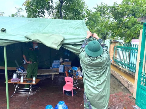 Bão số 2 gây mưa tầm tã, cán bộ trực chốt Covid-19 Hà Tĩnh ăn vội bát mỳ trong lều ngập nước-6