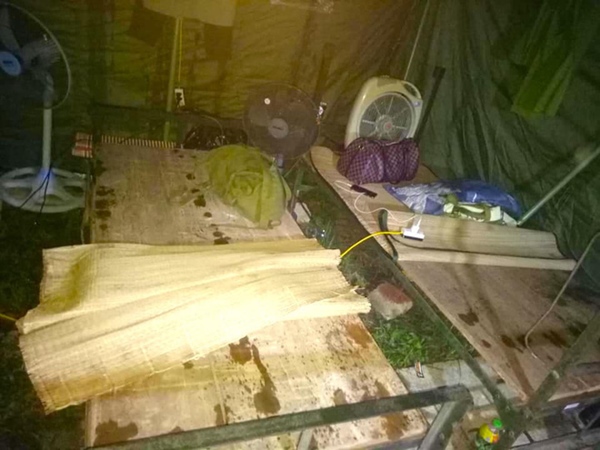 Bão số 2 gây mưa tầm tã, cán bộ trực chốt Covid-19 Hà Tĩnh ăn vội bát mỳ trong lều ngập nước-7