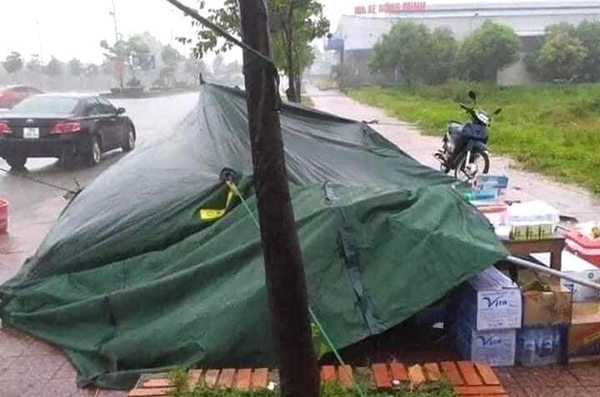 Bão số 2 gây mưa tầm tã, cán bộ trực chốt Covid-19 Hà Tĩnh ăn vội bát mỳ trong lều ngập nước-8