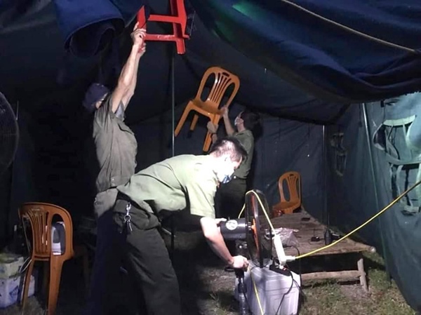 Bão số 2 gây mưa tầm tã, cán bộ trực chốt Covid-19 Hà Tĩnh ăn vội bát mỳ trong lều ngập nước-9