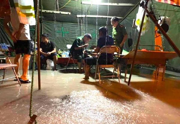 Bão số 2 gây mưa tầm tã, cán bộ trực chốt Covid-19 Hà Tĩnh ăn vội bát mỳ trong lều ngập nước-11