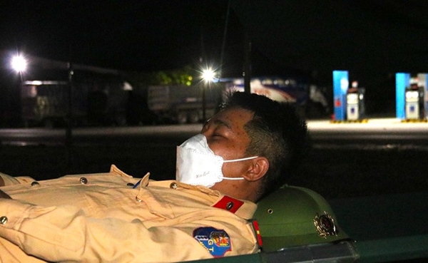 Bão số 2 gây mưa tầm tã, cán bộ trực chốt Covid-19 Hà Tĩnh ăn vội bát mỳ trong lều ngập nước-14