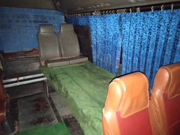 Bão số 2 gây mưa tầm tã, cán bộ trực chốt Covid-19 Hà Tĩnh ăn vội bát mỳ trong lều ngập nước-16