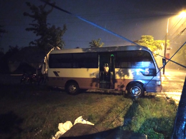 Bão số 2 gây mưa tầm tã, cán bộ trực chốt Covid-19 Hà Tĩnh ăn vội bát mỳ trong lều ngập nước-17