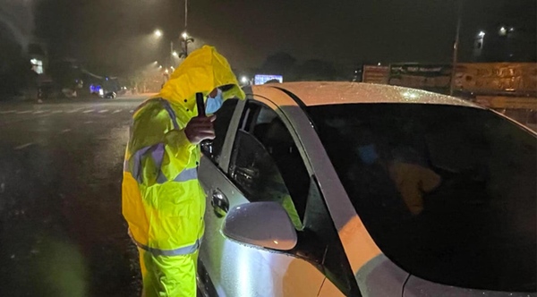 Bão số 2 gây mưa tầm tã, cán bộ trực chốt Covid-19 Hà Tĩnh ăn vội bát mỳ trong lều ngập nước-19