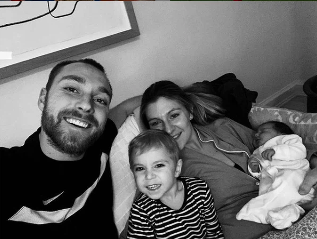 Tiền vệ Christian Eriksen đột quỵ ngay trong trận đấu Euro 2020: 10 năm một cuộc tình cùng cô nàng làm tóc-3