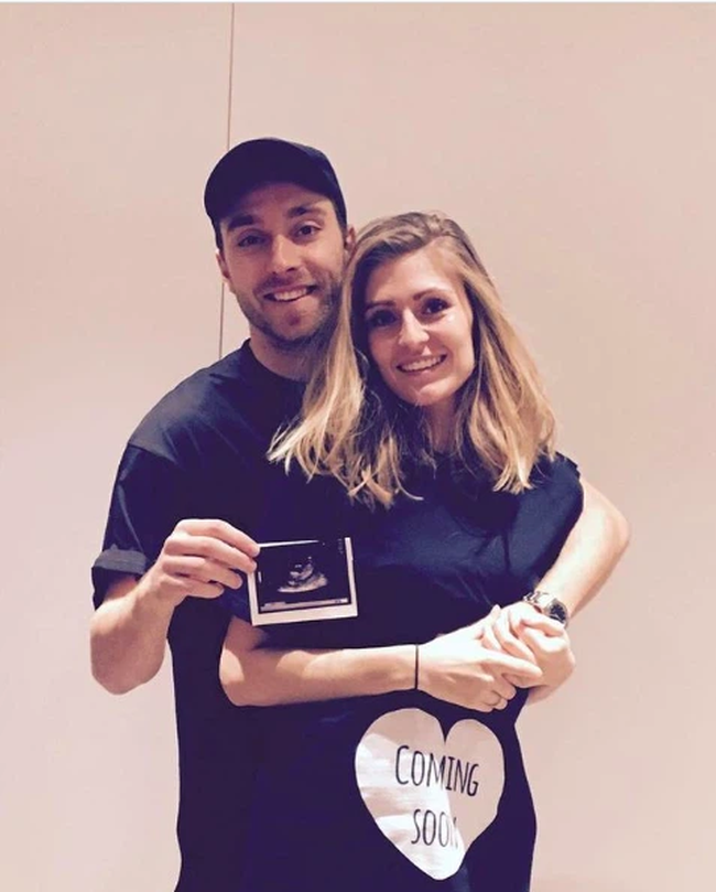 Tiền vệ Christian Eriksen đột quỵ ngay trong trận đấu Euro 2020: 10 năm một cuộc tình cùng cô nàng làm tóc-2