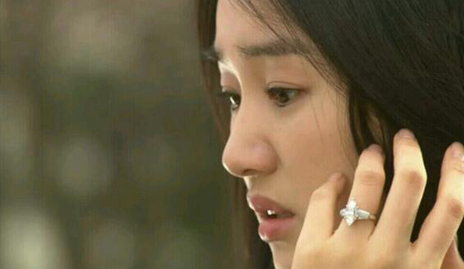 Khi chồng tôi quỳ xuống để trao nhẫn trong đám cưới, một thứ gì đó rơi ra khỏi túi quần anh ấy, tôi quyết ly hôn khi vẫn đang mặc váy cưới-1