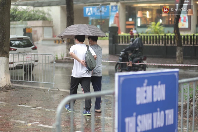 Thi vào lớp 10 Hà Nội năm 2021 ngày thứ hai: Trời mưa rất to, nhiều thí sinh quên phiếu dự thi, máy tính-2
