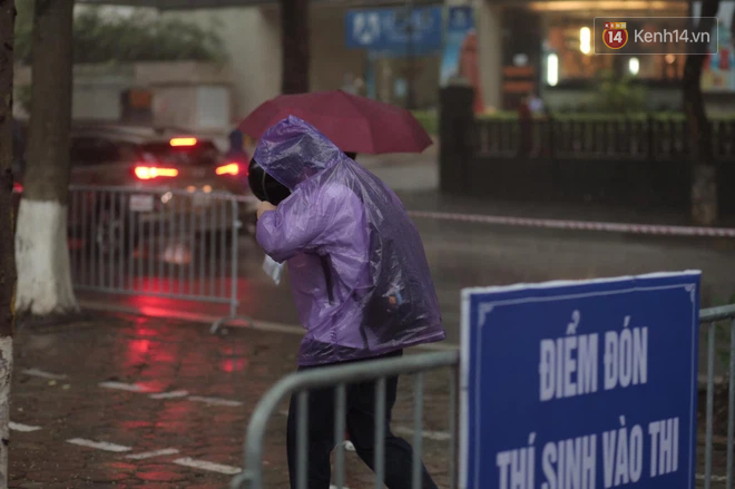 Thi vào lớp 10 Hà Nội năm 2021 ngày thứ hai: Trời mưa rất to, nhiều thí sinh quên phiếu dự thi, máy tính-4