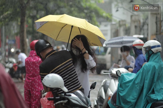 Thi vào lớp 10 Hà Nội năm 2021 ngày thứ hai: Trời mưa rất to, nhiều thí sinh quên phiếu dự thi, máy tính-6