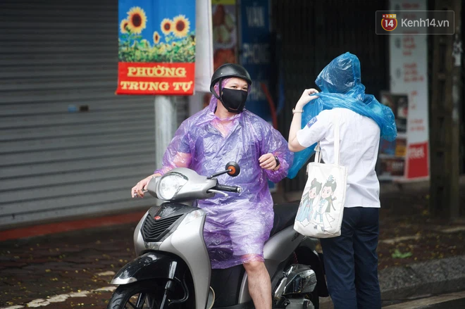 Thi vào lớp 10 Hà Nội năm 2021 ngày thứ hai: Trời mưa rất to, nhiều thí sinh quên phiếu dự thi, máy tính-7