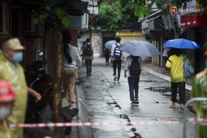 Thi vào lớp 10 Hà Nội năm 2021 ngày thứ hai: Trời mưa rất to, nhiều thí sinh quên phiếu dự thi, máy tính-8