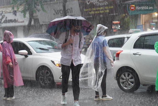 Thi vào lớp 10 Hà Nội năm 2021 ngày thứ hai: Trời mưa rất to, nhiều thí sinh quên phiếu dự thi, máy tính-13