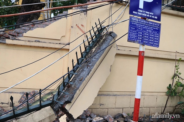 Hà Nội: Cây cổ thụ hàng chục năm tuổi bất ngờ bật gốc sau trận gió lớn, đè sập tường Tòa án nhân dân tối cao-5