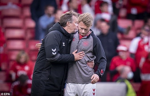 Người hùng thầm lặng giúp đồng đội Eriksen bị đột quỵ trên sân thoát án tử, chiếm trọn trái tim triệu khán giả-8