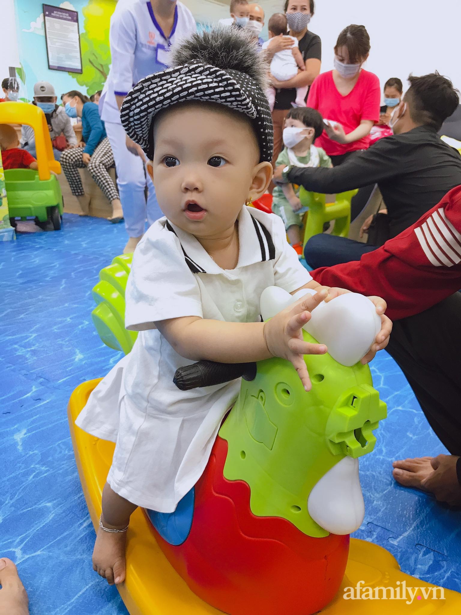 Đinh ninh ăn nhiều trứng vịt lộn khi mang thai sẽ đẻ con rậm tóc, mẹ trẻ bật ngửa khi thấy em bé ra đời-6