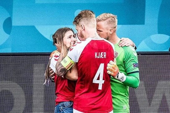 HLV tuyển Đan Mạch khóc trong họp báo, ngưỡng mộ ý chí phi thường của học trò: