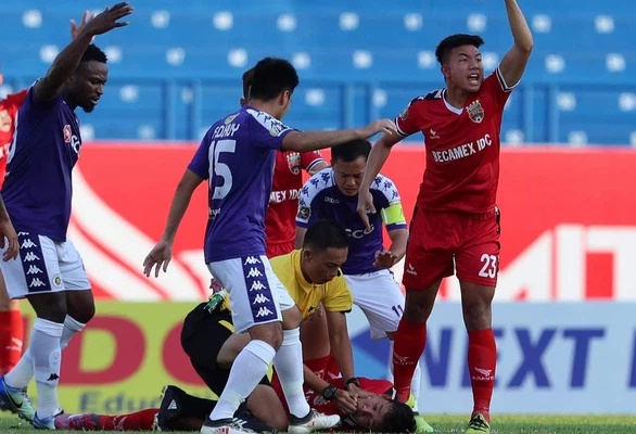 Tại sao việc đầu tiên các đồng đội của Christian Eriksen làm là ngăn không cho anh nuốt lưỡi? Nuốt lưỡi trong bóng đá nguy hiểm thế nào?-3