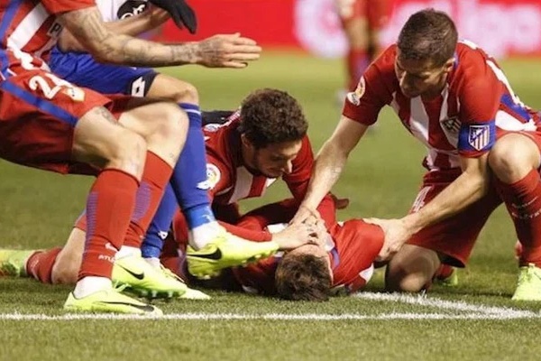 Tại sao việc đầu tiên các đồng đội của Christian Eriksen làm là ngăn không cho anh nuốt lưỡi? Nuốt lưỡi trong bóng đá nguy hiểm thế nào?-4