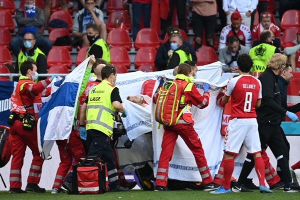 Lá Quốc kỳ Phần Lan che cho Eriksen và những hình ảnh khiến cả thế giới quặn thắt con tim-1