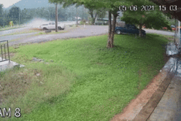 Xe bán tải mất lái tông sập mái nhà cách đường cả chục mét