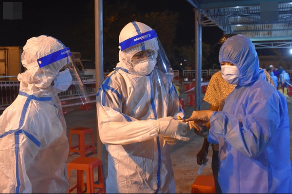 53 nhân viên BV Bệnh Nhiệt đới TP.HCM dương tính SARS-CoV-2, đa phần không có triệu chứng-2