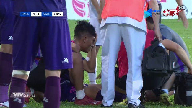 Sự cố Eriksen: Nước mắt Euro gợi nhớ ký ức kinh hoàng về những lần cầu thủ Việt suýt nuốt lưỡi, chạm cửa tử ngay trên sân cỏ V-League-2