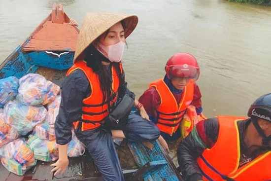 Lộ clip Thủy Tiên dùng áo phao của người khác để kê chỗ ngồi khi đi cứu trợ miền Trung lũ lụt