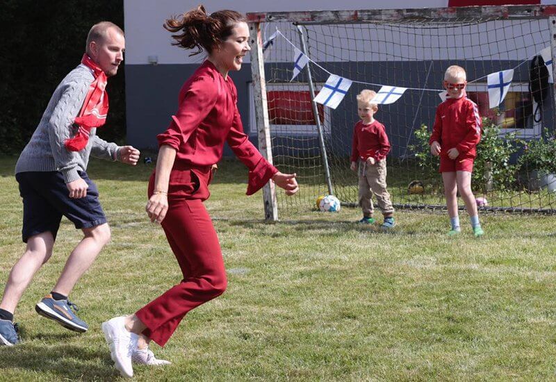 Công nương Đan Mạch bật khóc trên khán đài khi chứng kiến Eriksen đột quỵ và có lời chia sẻ xúc động lan tỏa khắp MXH-7