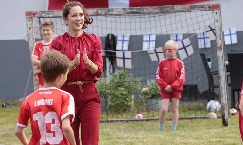 Công nương Đan Mạch bật khóc trên khán đài khi chứng kiến Eriksen đột quỵ và có lời chia sẻ xúc động lan tỏa khắp MXH-9