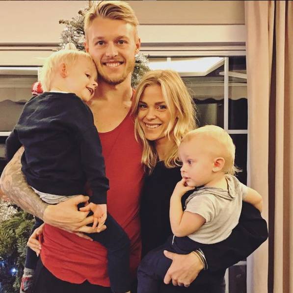 Người hùng giúp tiền vệ Eriksen thoát cửa tử: Anh chồng hội tụ đủ combo đẹp trai, tài giỏi, chu đáo và khoảnh khắc 20 giây dành cho vợ chiếm spotlight sân cỏ-4