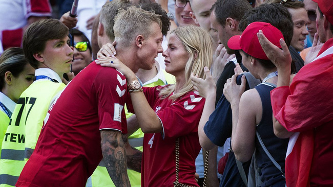 Người hùng giúp tiền vệ Eriksen thoát cửa tử: Anh chồng hội tụ đủ combo đẹp trai, tài giỏi, chu đáo và khoảnh khắc 20 giây dành cho vợ chiếm spotlight sân cỏ-5