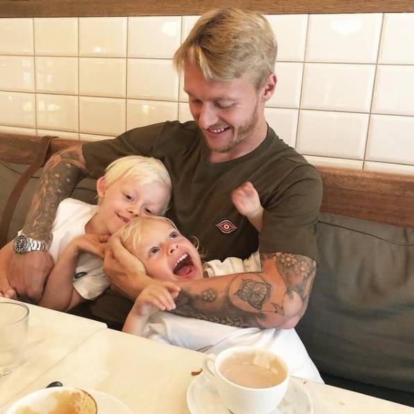 Người hùng giúp tiền vệ Eriksen thoát cửa tử: Anh chồng hội tụ đủ combo đẹp trai, tài giỏi, chu đáo và khoảnh khắc 20 giây dành cho vợ chiếm spotlight sân cỏ-7